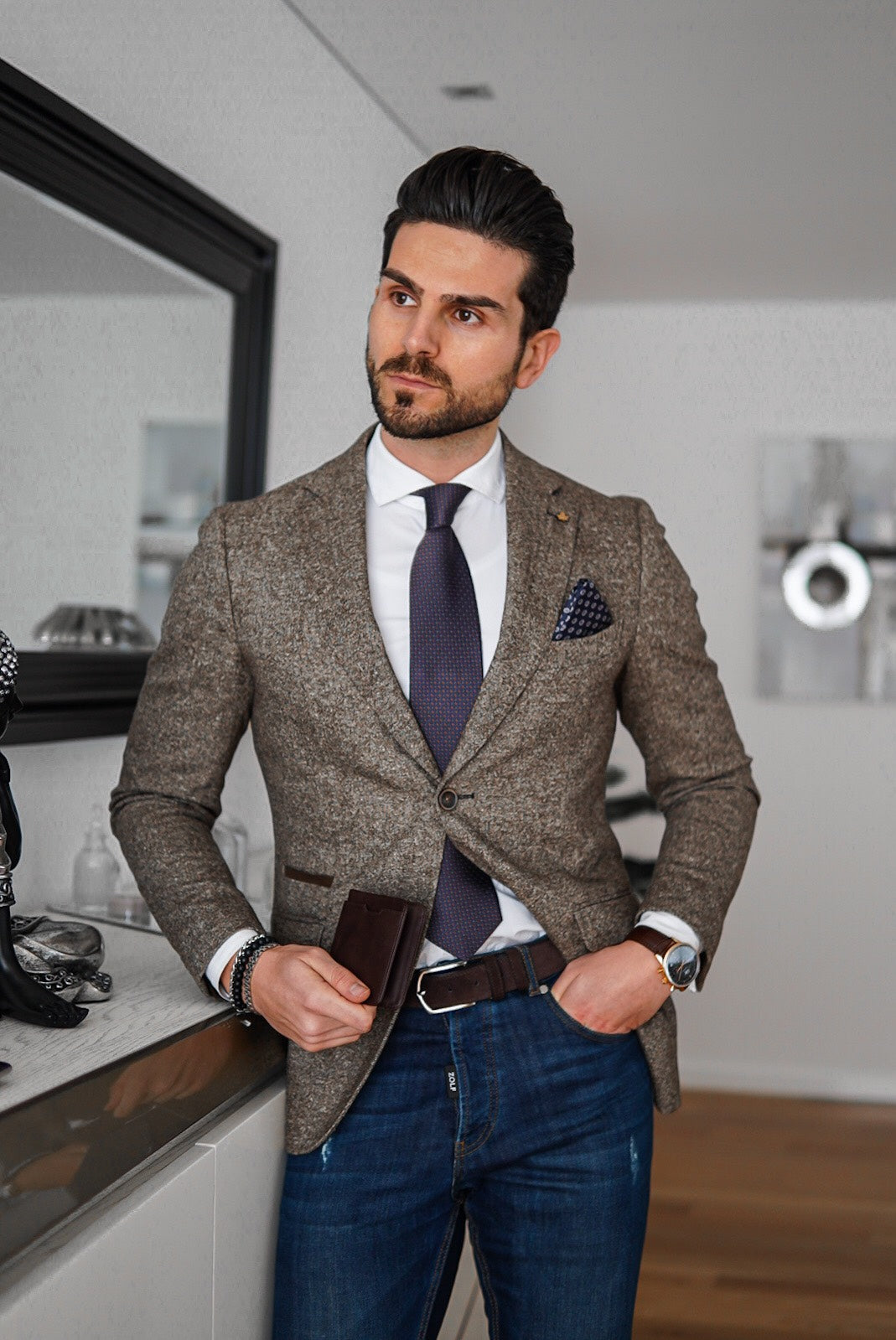 Business man holds Vaultskin CITY wallet in brown