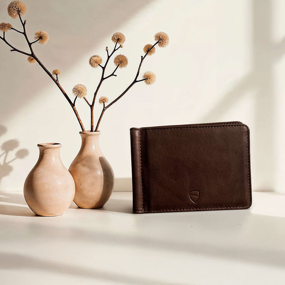 SLIM FRONT-POCKET DESIGN