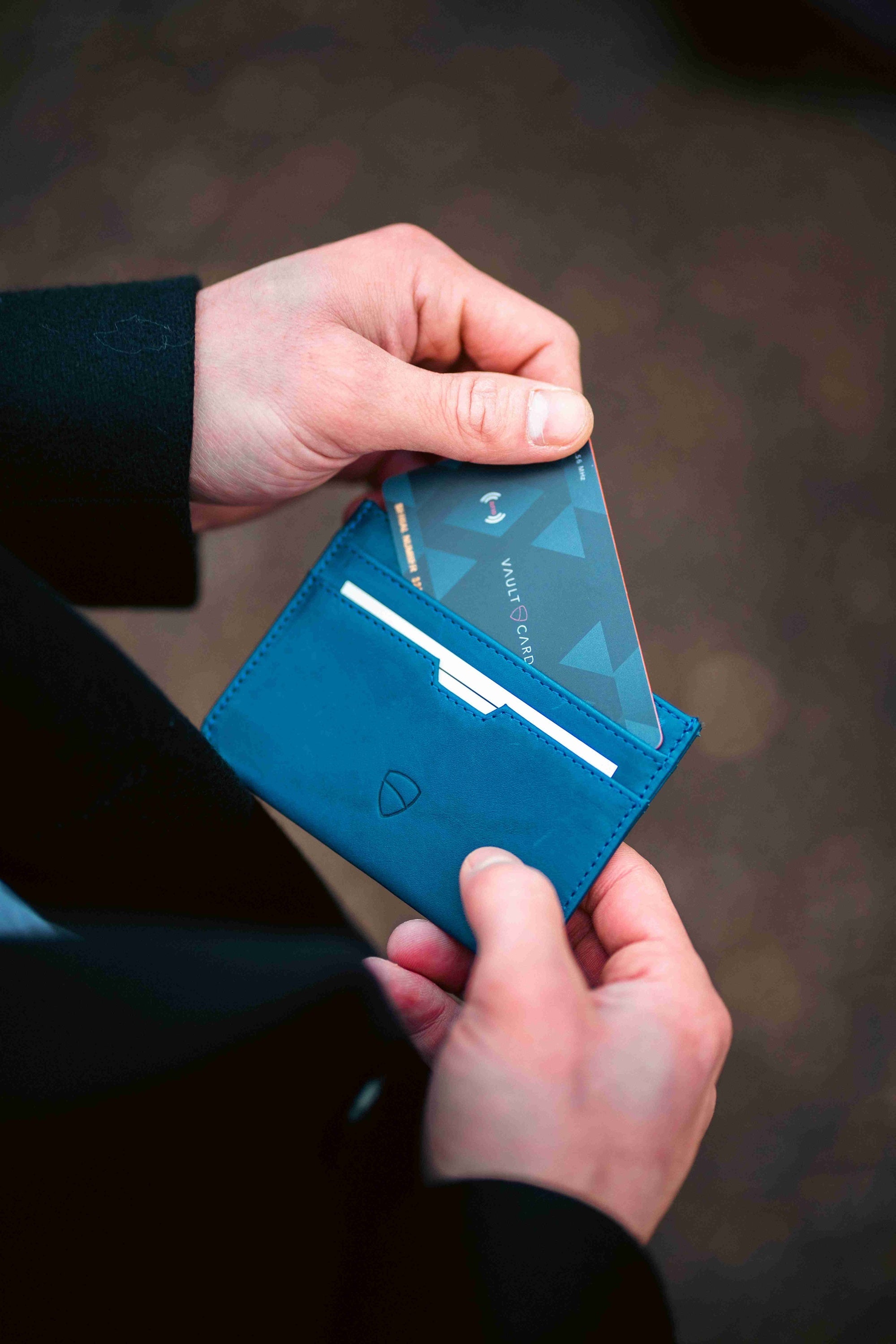 Why the Vaultskin Moorgate Cardholder Is the Ultimate Everyday Essenti